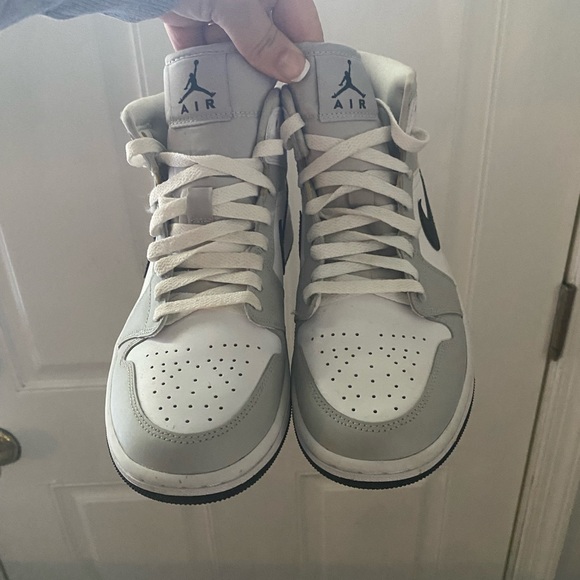 Air Jordan 1 Mids. - Picture 4 of 5